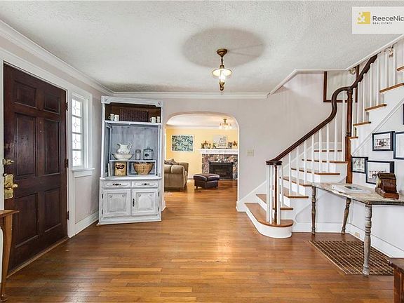 Entry- just LOOK at that staircase!