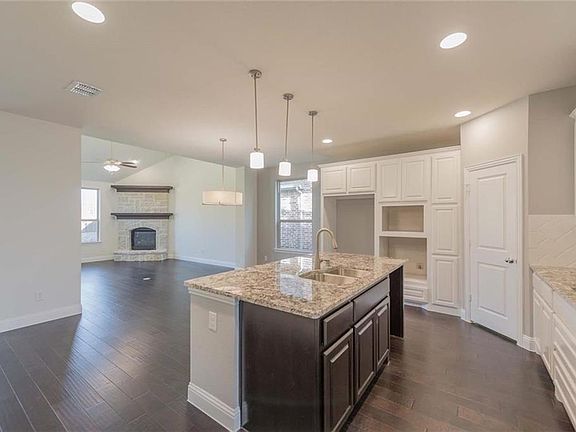 4th image of 1504 Cherry Blossom Ln