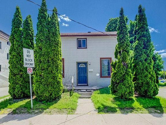 3rd image of 11 Simcoe St