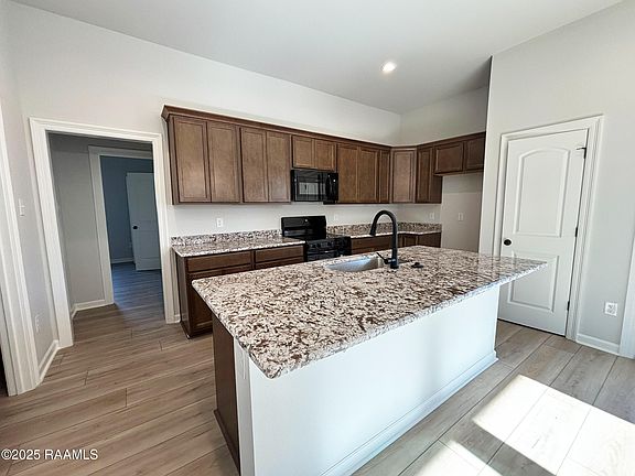 5th image of 118 Brattle Ct