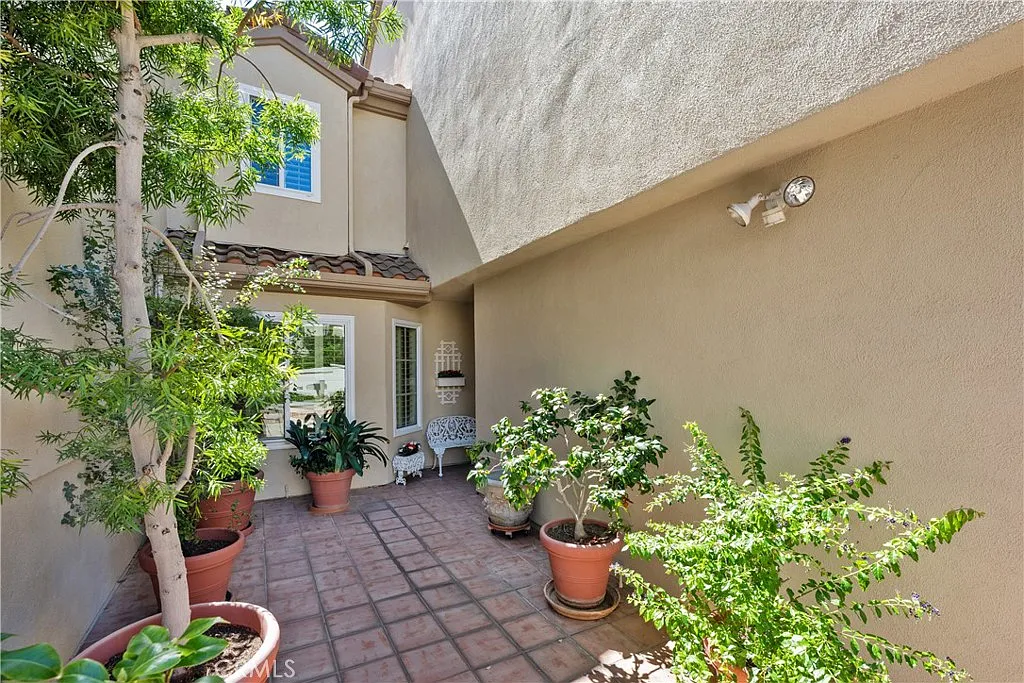 3 bed, 2.5 bath, 2309 sqft, $6,100 — Photo 2