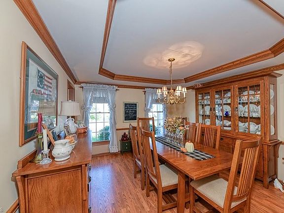 4th image of 178 Essex Ln