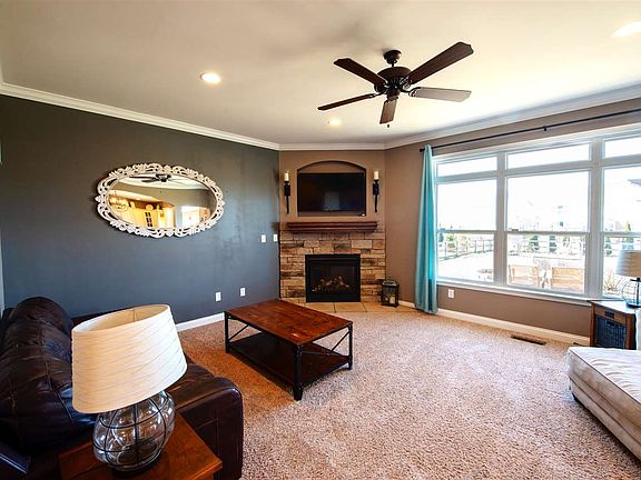 3rd image of 9095 Chantilly Ct