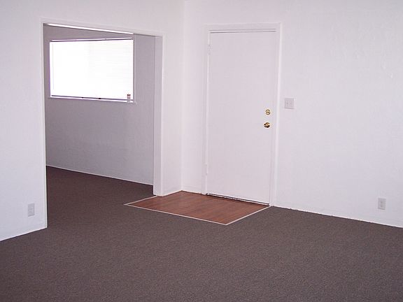 3rd image of 829 N Oakland Ave