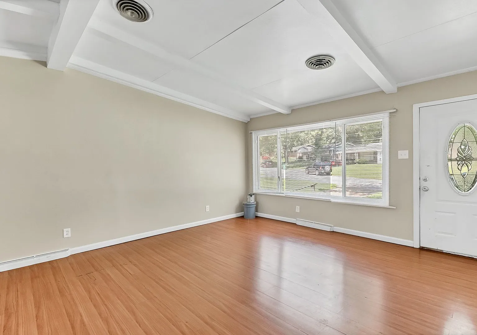 Spacious 3 Bdrm Single Family Home Available for move in! — Photo 2
