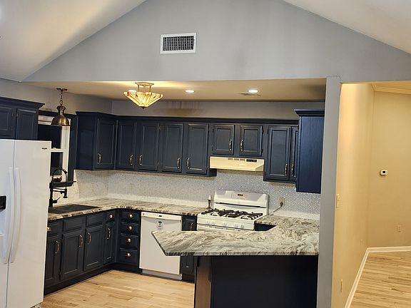 4th image of 18 Forest Brook Ct