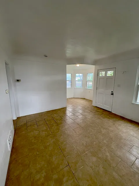2 bed, 877 sqft, $2,100 — Photo 3