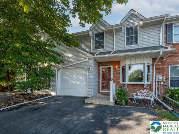 161 Village Walk Dr, Macungie, PA 18062