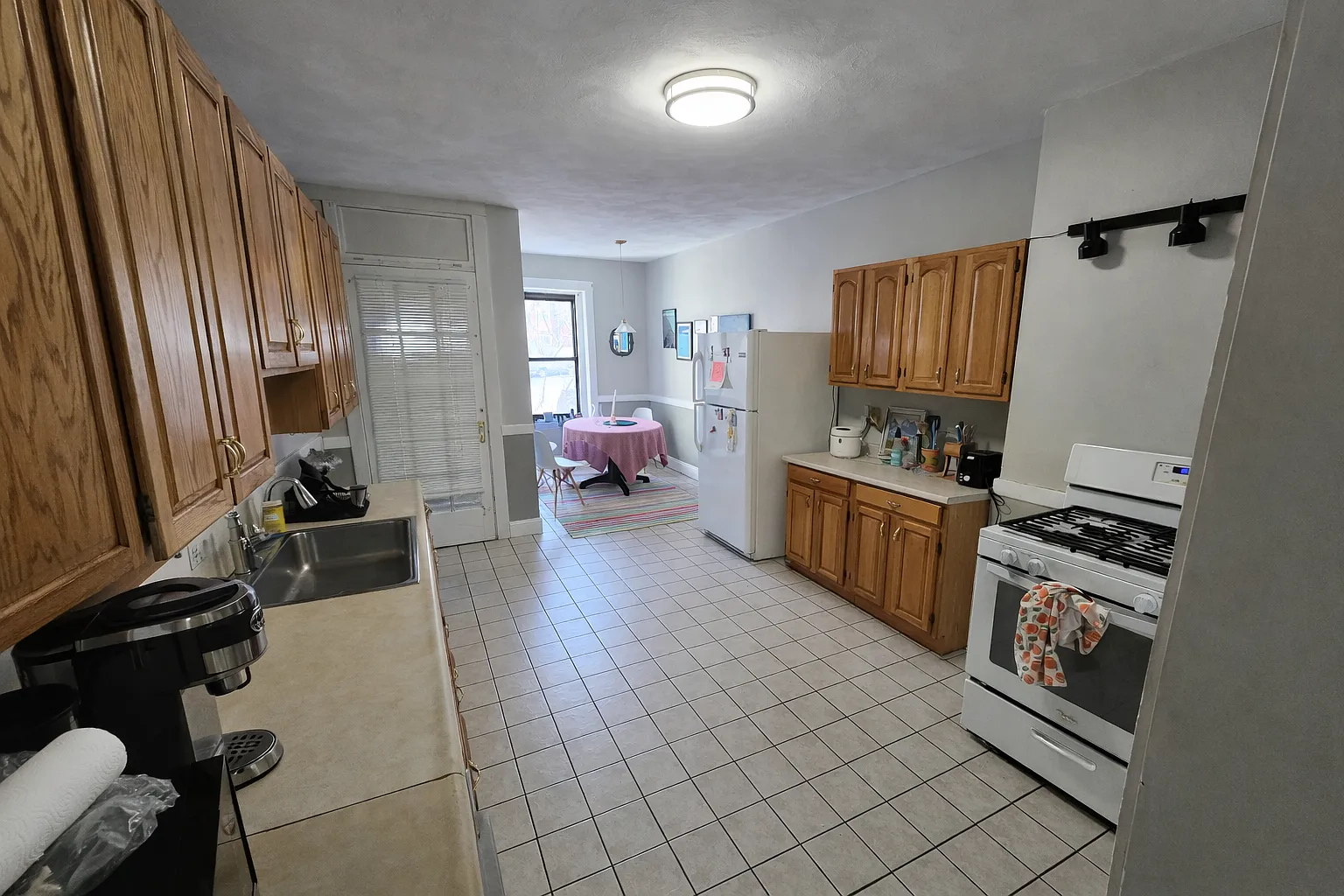 4 bed, 9999 sqft, $4,400 — Photo 3