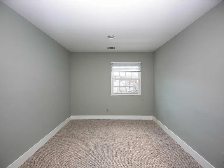 29 Woodlake Dr W — Photo 15