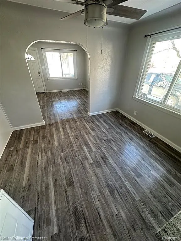 2 bed, 1.0 bath, 660 sqft, $1,200 — Photo 2