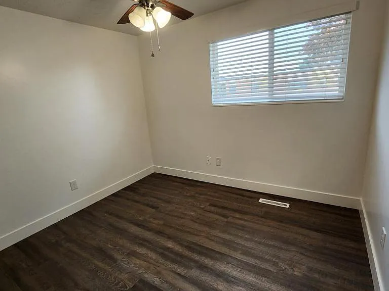 5774 S 2200 W — Photo 9