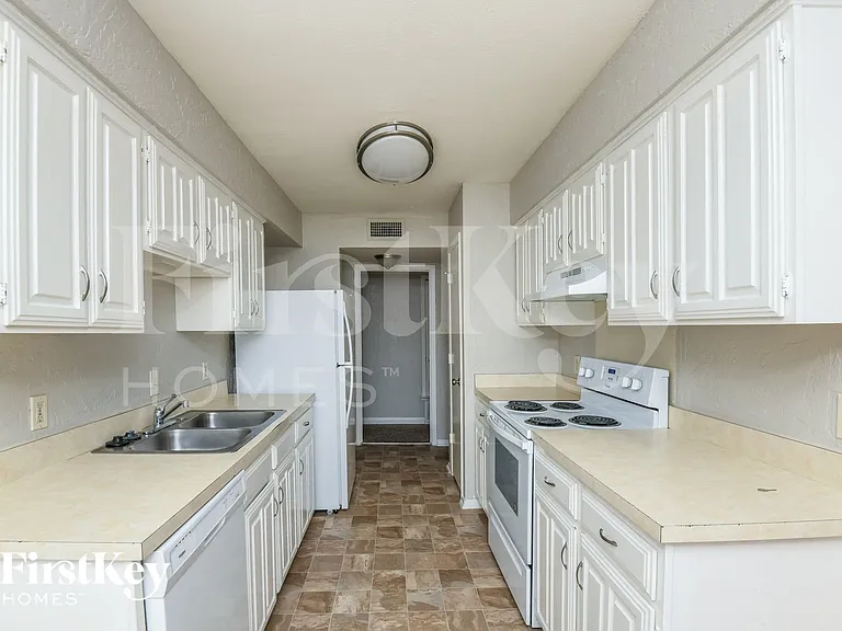 4912 Sandalwood Ln — Photo 8