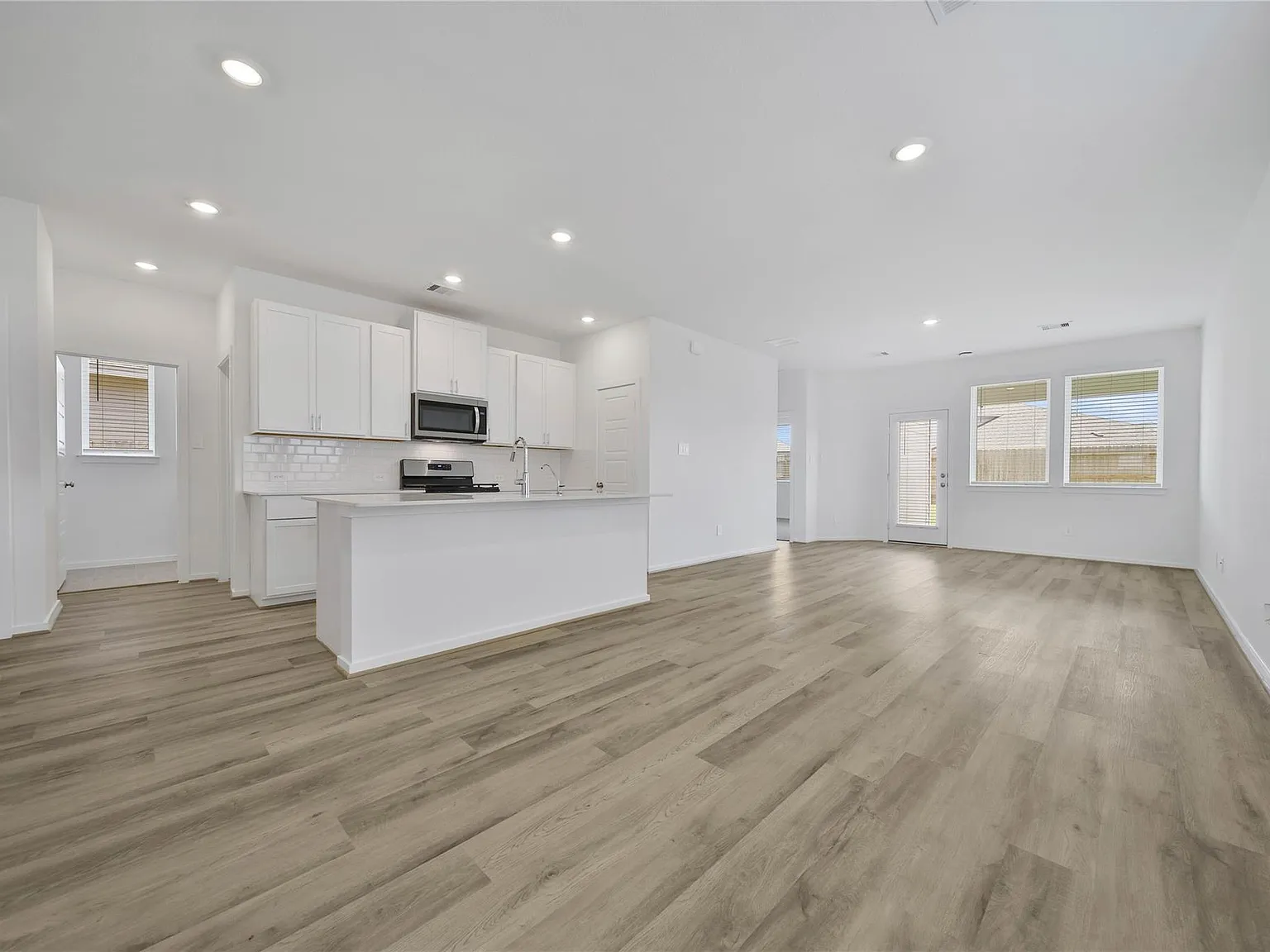 3 bed, 2.0 bath, 1405 sqft, $1,700 — Photo 4