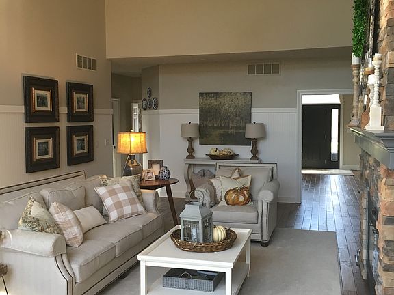 3rd image of 40 Aspen Woods Dr