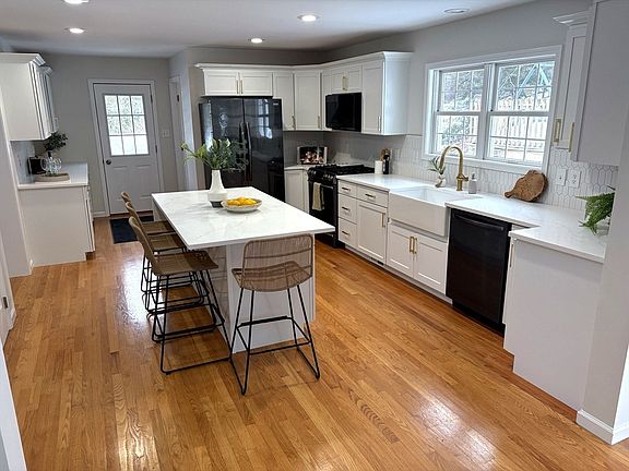 2nd image of 159 Pine St