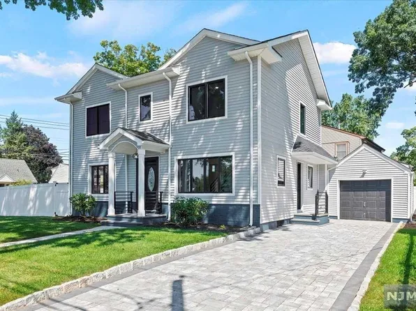5 Momar Dr, Bergenfield, NJ 07621