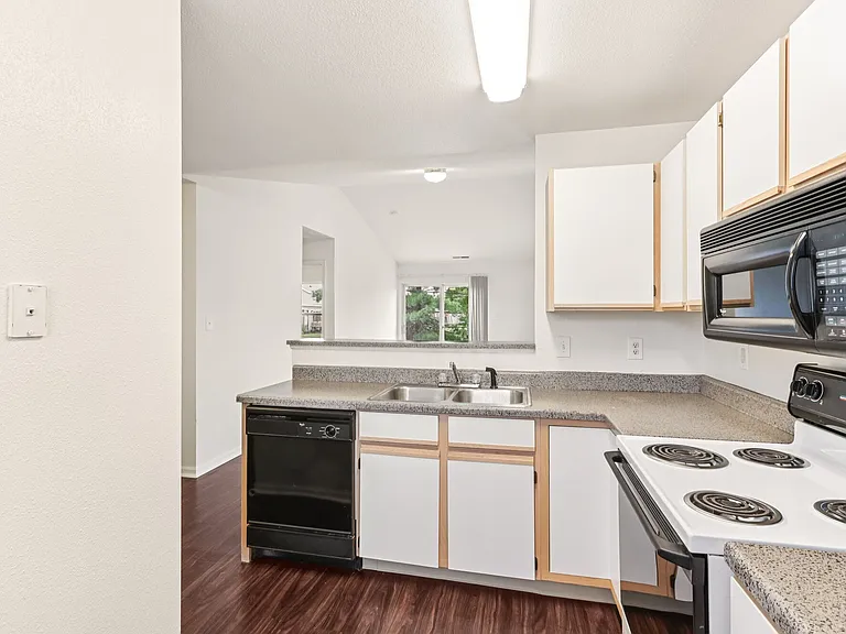Broadway Village Apartments — Photo 29