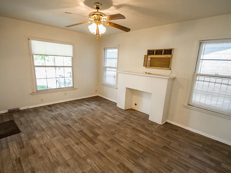 2818 E Houston St — Photo 6