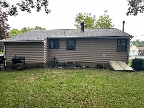 5th image of 110 Maple Dr
