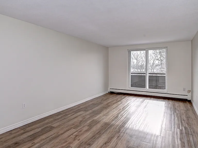 564 Durham Cres — Photo 12