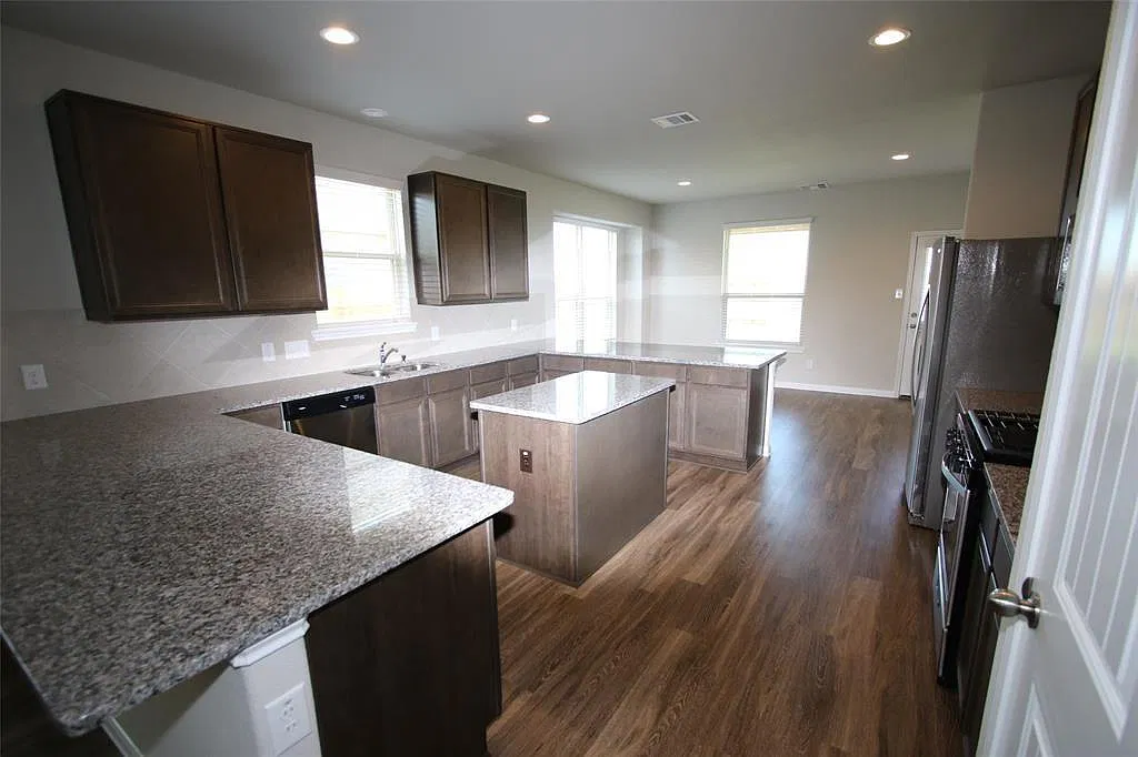 5 bed, 2.5 bath, 2790 sqft, $2,895 — Photo 3