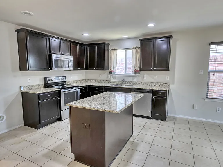433 Magma Dr — Photo 2