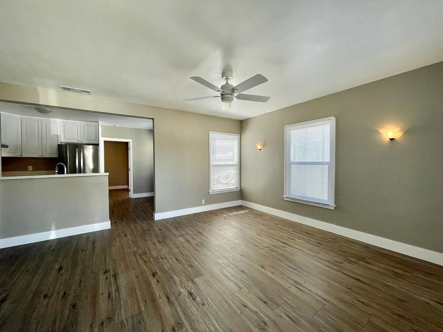 Duplex - Front House in Long Beach — Photo 2
