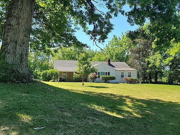 3rd image of 1726 Green Ridge Rd