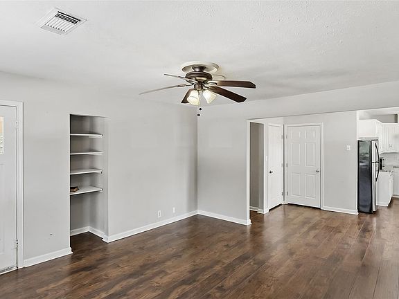 5th image of 103 N Texas St