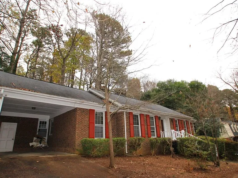 1406 Bloomingdale Dr — Photo 2