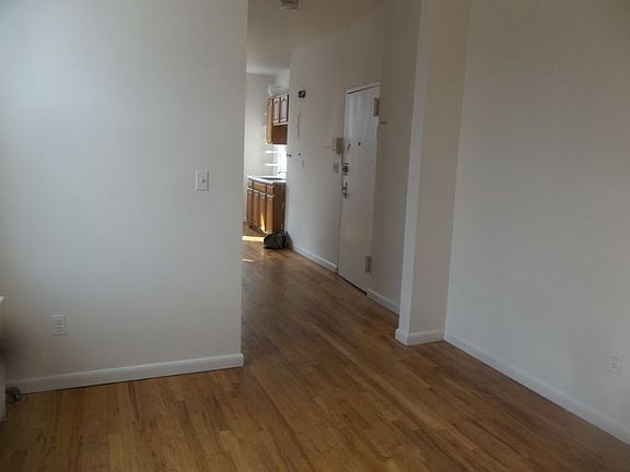 3rd image of 108 Bedford Ave APT 3R