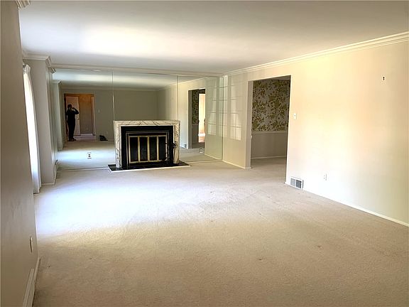 5th image of 2345 Berkshire Dr