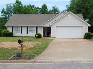 10 Lexington Dr, Grantville, GA 30220