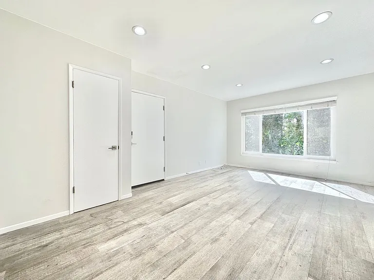 1676 Manning Ave — Photo 4