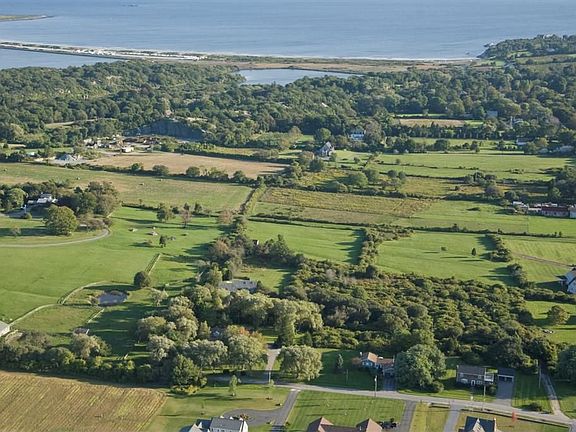 Just minutes to beach and Newport!