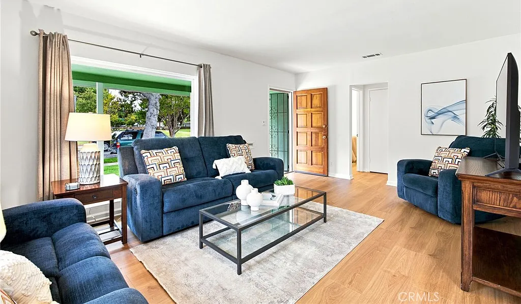 3 bed, 1034 sqft, $5,000 — Photo 2