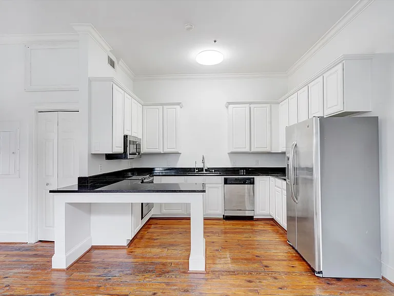 321 W Broughton St #7 — Photo 10