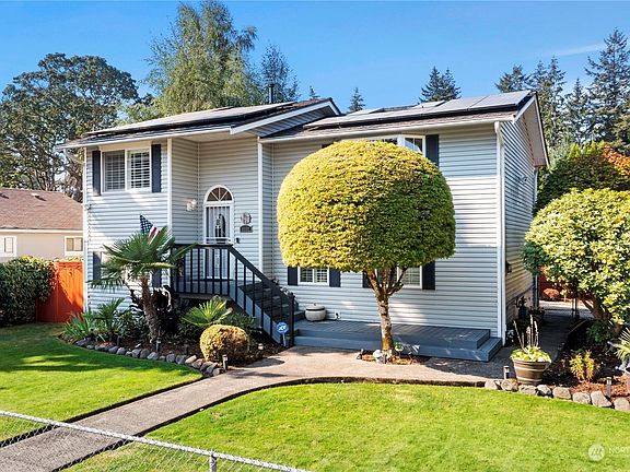 Beautifully landscaped fully fenced yard>