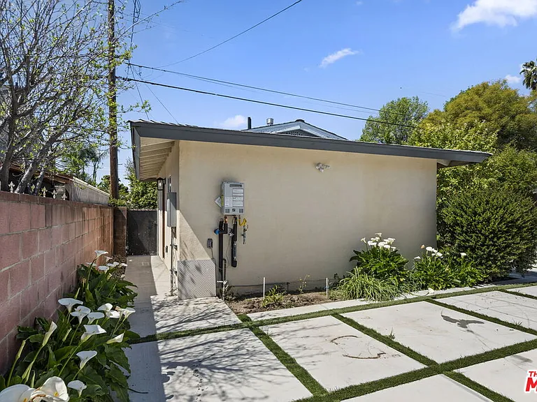 6229 Sylvia Ave — Photo 6