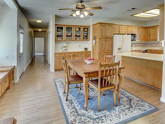 5th image of 121 W Oak Dr