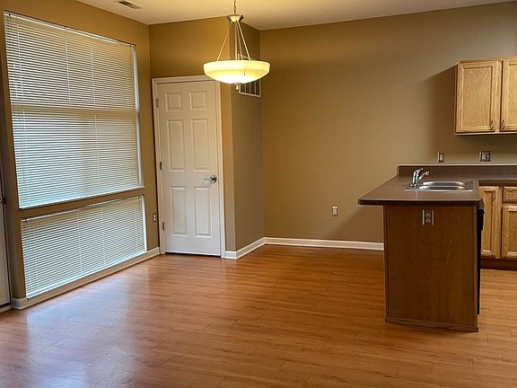 5th image of 1583 Fort St #209