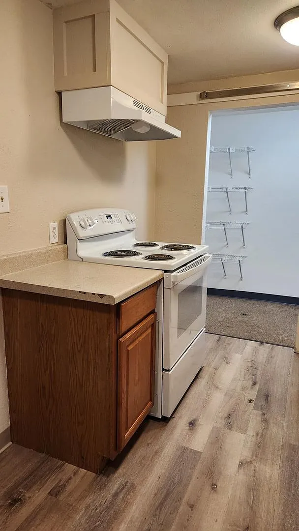 Three Bedroom with ALL Utilities Included — Photo 4