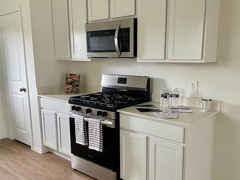 221 Crystal Bay Ln — Photo 2