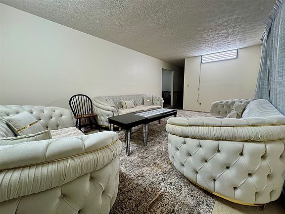 3rd image of 929 Ruth Ave