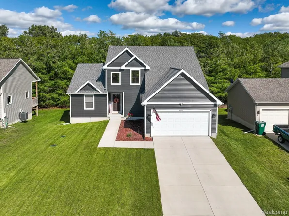 5212 Autumn Kirsten Dr, Fowlerville, MI 48836