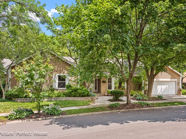 390 River Bluff Cir, Naperville, IL 60540