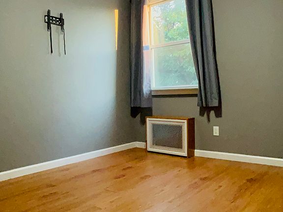 3rd image of 1034 Fanshawe St Floor 1