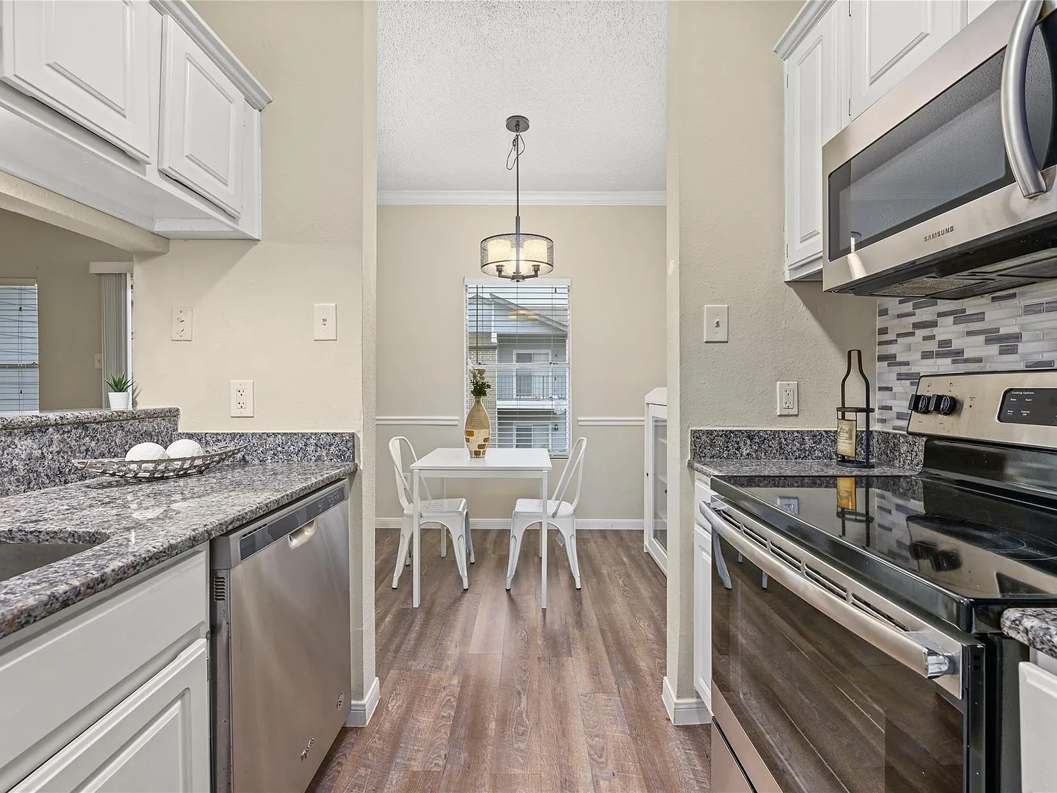 2 bed, 2.0 bath, 887 sqft, $1,100 — Photo 2