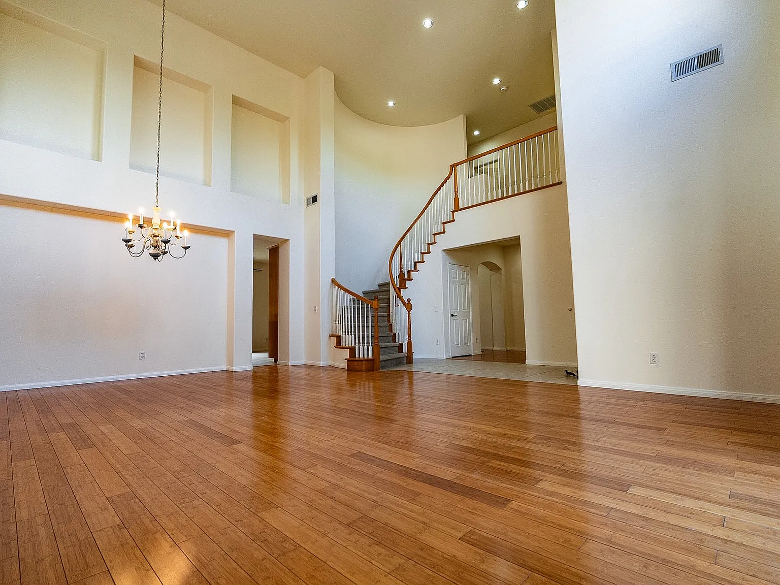 4 bed, 2950 sqft, $5,999 — Photo 2